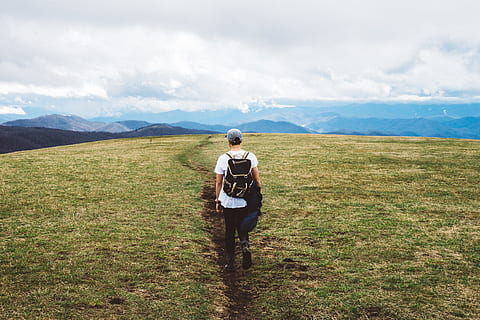 homem, vestindo, branco, camisa, Preto, mochila, acordando, verde, Campo de grama, nuvens, campo, grama, panorama, cadeia de montanhas, montanhas, pessoa, céu, montanha, uma pessoa, nuvem - céu, meio Ambiente, scenics - natureza, beleza na natureza, atividade de lazer, comprimento total, terra, pessoas reais, natureza, estilos de vida, roupa casual, cena não urbana, dia, ao ar livre, 1080P, CC0, domínio público, royalty free