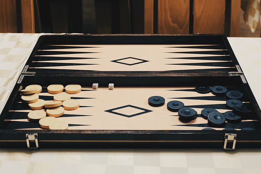 beix, negre, backgammon, conjunt, taula, blanc, escriptori, joc de taula, diversió, estratègia, passat de moda, material de fusta, a l'interior, cap gent, primer pla, dia, jocs d’oci, natura morta, nombre, cultura i entreteniment artístic, relaxació, activitat d'oci, vista d’angle alt, joc, color negre, gran grup d'objectes, Una peça d'escacs, escacs, 4K
