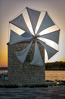 vindmølle, mølle, vinge, vind, Middelhavet, Medulin, Kroatien, vann, himmel, vindkraft, kyst, gedreide mill, arkitektur, bygget struktur, solnedgang, bygge eksteriør, natur, ingen folk, drivstoff og kraftproduksjon, alternativ energi, fornybar energi, miljøvern, utendørs, tradisjonell vindmølle, vindturbin, beskyttelse, turbin, klar himmel, 5K, CC0, offentlig domene, opphavsrett gratis