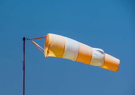 wind, indicator, weer, richting, wind indicator, meteorologie, oranje, gezondheidszorg en medicijnen, geneeskunde, verslaving, injectiespuit, blauw, geen mensen, kopie ruimte, geel, detailopname, teken, communicatie, gekleurde achtergrond, blauwe achtergrond, waarschuwingsbord, heldere lucht, enkel object, dag, metaal, veiligheid, risico, houder, elektrische apparatuur, 2K, CC0, publiek domein, royaltyvrij