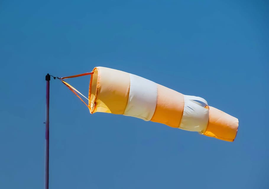 vento, indicatore, tempo metereologico, direzione, indicatore del vento, meteorologia, arancia, assistenza sanitaria e medicina, medicina, dipendenza, siringa, blu, nessuno, copia spazio, giallo, avvicinamento, cartello, comunicazione, sfondo colorato, sfondo blu, segnale di pericolo, cielo sereno, singolo oggetto, giorno, metallo, sicurezza, rischio, contenitore, materiale elettrico, 2K