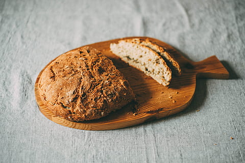 marron, en bois, hacher, planche, pain, cuisine, aliments, table, boulangerie, Frais, en bonne santé, restaurant, biologique, farine, préparation, affaires, Pâtisserie, petit déjeuner, ancien, pâte, ingrédient, professionnel, chef, Nourriture et boisson, fraîcheur, alimentation saine, bien-être, à l'intérieur, fermer, bois - matériau, personne, cuit, nature morte, prêt à manger, vue grand angle, tranche, planche à découper, fait maison, assiette, tentation, collation, Pain complet, cuisine française, 5K, CC0, domaine public, libre de droits