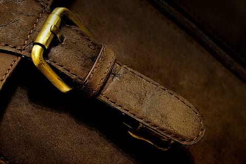 fibbia, chiusura, pelle, adattamento, Borsa, cinture, vicino, chiuso, sicuro, backup, conservare, Aperto, articoli in pelle, ventiquattrore, vecchio, avvicinamento, nessuno, in casa, Marrone, singolo oggetto, buio, natura morta, sicurezza, due oggetti, antico, metallo, protezione, bagaglio, obsoleto, fatto dall'uomo, Oggetto creato dall'uomo, accessorio personale, 5K, CC0, dominio pubblico, privo di copyright