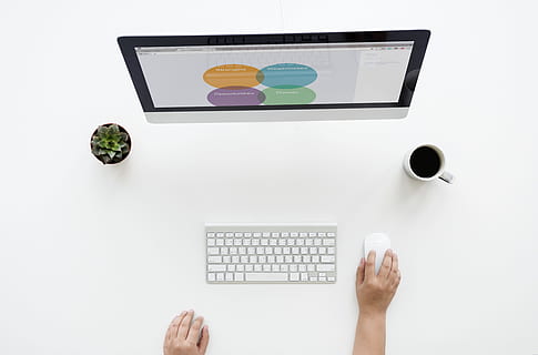imac, magisk tastatur, mus, plante, computer, ved brug af, person, flatlay, arbejdsområde, data, SWOT, desktop, arbejdsplads, skrivebord, mennesker, hænder, viser, arbejder, kontor, skærm, Information, tastatur, stueplante, hvidt bord, antenne, plan, pc, kaffekop, udsigt, start op, forretning, arbejde, teknologi, studio skud, computerudstyr, bord, indendørs, hvid baggrund, computer tastatur, menneskelig kropsdel, forbindelse, trådløs teknologi, en person, meddelelse, direkte over, voksen, menneskelig hånd, 5K, CC0, offentligt domæne, royaltyfrie