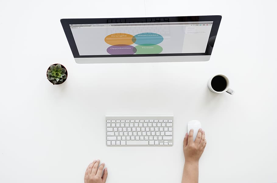 imac, teclat màgic, ratolí, planta, ordinador, utilitzant, persona, flatlay, espai de treball, dades, swot, escriptori, lloc de treball, gent, mans, mostrant, treball, oficina, pantalla, informació, teclat, planta d'interior, taula blanca, aèria, pla, PC, tassa de cafè, vista, inici, negocis, treballar, tecnologia, tir de l'estudi, equips informàtics, taula, a l'interior, fons blanc, teclat d’ordinador, part del cos humà, connexió, tecnologia sense fils, una persona, comunicació, directament a sobre, adult, mà humana, 5K