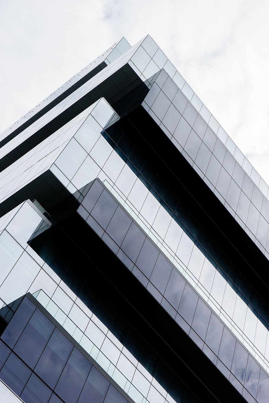 Stadt, Himmel, Gebäude, Büro, architektonisch, Architekturdesign, die Architektur, Geschäft, zeitgemäß, Innenstadt, Außen, Fassade, Finanzen, geometrisch, Glas, Glasfenster, hoch, Linien, hoch schauen, Froschperspektive, modern, einfarbig, Muster, Perspektive, Reflexion, Schatten, Wolkenkratzer, stehlen, höchste, städtisch, Fenster, Flachwinkelansicht, gebaute Struktur, Gebäudehülle, keine Leute, Bürogebäude außen, Glas - Material, Tag, Natur, draußen, wolke - himmel, große Höhe, Turm, 5K
