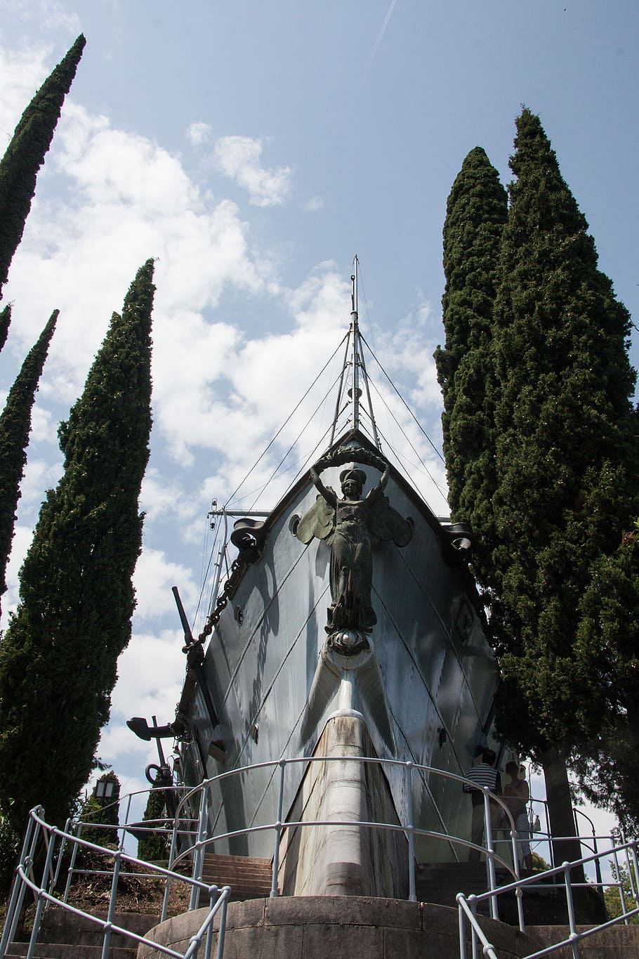 insetto, aerodinamico, davanti, pezzo, nave, parte anteriore, stelo, Galionsfigur, angelo, puglia, incrociatore, 1923, marina italiana, regalo, a gabriele d'annunzio, spedire nel paesaggio, surreale, surrealismo, cipresso, cipresso mediterraneo, cupressus sempervirens, cipresso colonnare, vero cipresso, cipresso italiano, lutto-cipresso, umore, contrasto, albero, alberi, pervinca, cielo, nuvola - cielo, nessuno, all'aperto, esterno dell'edificio, natura, architettura, pianta, struttura costruita, giorno, Inquadratura dal basso, mezzi di trasporto, modo di trasporto, luogo di culto, religione, recinto, credenza, metallo, Torre, 4K