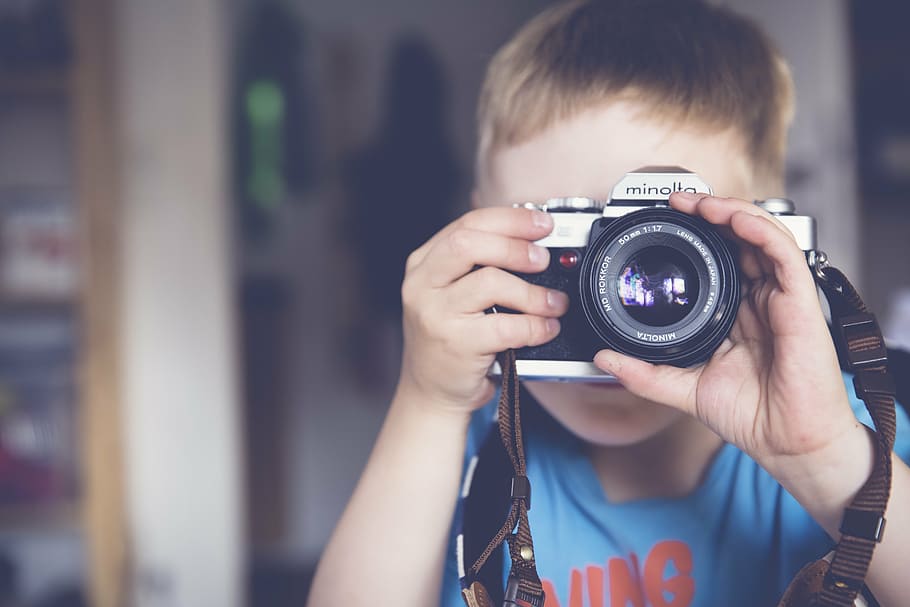 noi, celebració, càmera dslr de plata minolta, càmera, nen, clàssic, lent, minolta, prendre fotos, jove, temes de fotografia, càmera - equip fotogràfic, fotografiar, una persona, fotògraf, gent, adult, tecnologia, càmera digital, activitat, homes, centrar-se en primer pla, mascles, equip fotogràfic, persones reals, tirada al cap, retrat, estils de vida, infància, activitat d'oci, vista frontal, nois, 5K