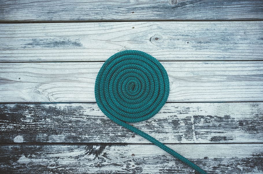 Grün, Wirbelseil Fotografie, Deck, Seil, Spiral-, Spule, aufgewickelt, Blau, Kreis, Muster, Vollbild, keine Leute, Nahansicht, Hintergründe, draußen, Tag, die Architektur, Holz - Material, Geometrische Figur, texturiert, gestalten, direkt darüber, Brett, Tabelle, Holz, High Angle View, Design, Natur, Rau, 4K
