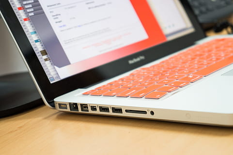 MacBook, pro, convertit, MacBook Pro, encès, llibre, ordinador, escriptori, mac, oficina, taula, treballar, tecnologia, cap gent, a l'interior, primer pla, dia, tecnologia sense fils, comunicació, connexió, equips informàtics, portàtil, Internet, teclat, xarxa d’ordinadors, teclat d’ordinador, dades, PC d'escriptori, equipament, negocis, dispositiu d’informació portàtil, clau d’ordinador, 2K, CC0, domini públic, lliure de regalies