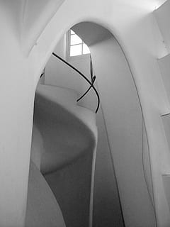 arquitectura, diseño, diseño de interiores, adentro, nadie, escalera, estructura construida, escalones y escaleras, barandilla, de cerca, modelo, ausencia, espiral, vista de alto ángulo, el color blanco, día, edificio, pared - característica de la construcción, moderno, asiento, 4K, CC0, dominio público, libre de derechos