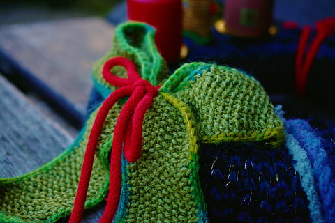breien, wol, lus, handarbeid, kleurrijk, breiwerk, komstkroon, breipatroon, hobby, creatief, touw, textiel, detailopname, geen mensen, multi gekleurd, focus op de voorgrond, materiaal, groene kleur, kunst en ambacht, ambacht, bolletje wol, dag, buitenshuis, blauw, rood, kleding, draad, creativiteit, warme kleding, 5K, CC0, publiek domein, royaltyvrij