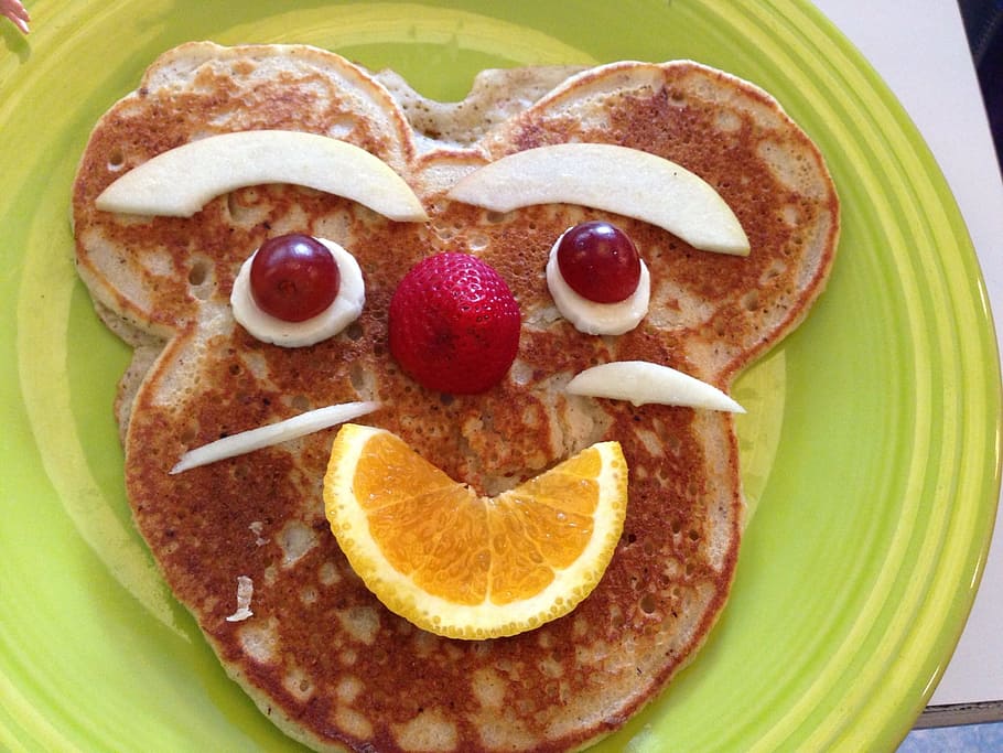primer pla, foto, pancake, fruita, cara, esmorzar, brunch, menjar, divertit, nutrició, diversió, dolç, infància, noi, creatiu, saludable, nens, cuinar, cuina, taula, saborós, bonic, animal, taronja, poma, raïm, maduixa, placa, deliciós, famolenc, menjar i beguda, cara antropomòrfica, alimentació saludable, frescor, antropomòrfic, llest per menjar, creativitat, cap gent, benestar, a l'interior, directament a sobre, carn, tall, representació, humor, emoció positiva, berenar, 1080P