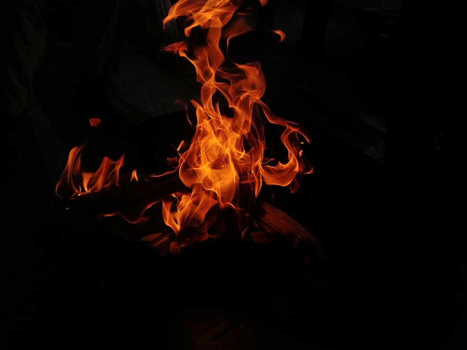 Lagerfeuer in der Nacht, dunkler Hintergrund, rot, Orange, Flammen, warm, Verbrennung, Hitze - Temperatur, Feuer, Flamme, Feuer - natürliches Phänomen, orange Farbe, schwarzer Hintergrund, Nacht-, keine Leute, glühend, Natur, Bewegung, dunkel, Langzeitbelichtung, Studioaufnahme, Nahansicht, Zeichen, Log, Holz - Material, Inferno, 4K