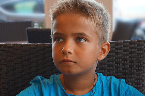 Junge, Kind, Sommerstimmung, Gesicht, Sitzung, Sommer-, Stimmung, blond, nachdenklich, Atmosphäre, Kopfschuss, eine Person, Vorderansicht, Fokus auf den Vordergrund, drinnen, Tag, Porträt, Kindheit, Jungs, Lebensstile, Männer, echte Menschen, Kamera betrachten, Nahansicht, ernst, Betrachtung, Freizeitbeschäftigung, Kind vor der Pubertät, Teenager, Jugend, Unschuld, 5K, CC0, gemeinfrei, lizenzfrei