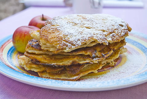 æbler, brød, morgenmad, kage, tæt på, lækker, dessert, mad, frugt, hjemmelavet, måltid, pandekager, bagværk, plade, sukker, sød, bord, velsmagende, gourmet, sødt mad, pandekage, bagt, mad og drikke, klar til at spise, friskhed, overbærenhed, flormelis, fristelse, ingen mennesker, indendørs, stak, stilleben, snack, 2K