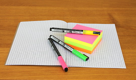 assorted-farve pels, kontor ting, skole, Bemærk, pen, kontorartikler, kontor, blok, skrive, skrive redskaber, notesbog, blyant, træ - materiale, bord, forretning, indendørs, skriveinstrument, papir, uddannelse, ingen mennesker, høj vinkel visning, viskelæder, kreativitet, stilleben, Kontorforsyning, skrivebord, multi farvet, gummi, valg, note pad, skoleartikler, farveblyant, 4K, CC0, offentligt domæne, royaltyfrie