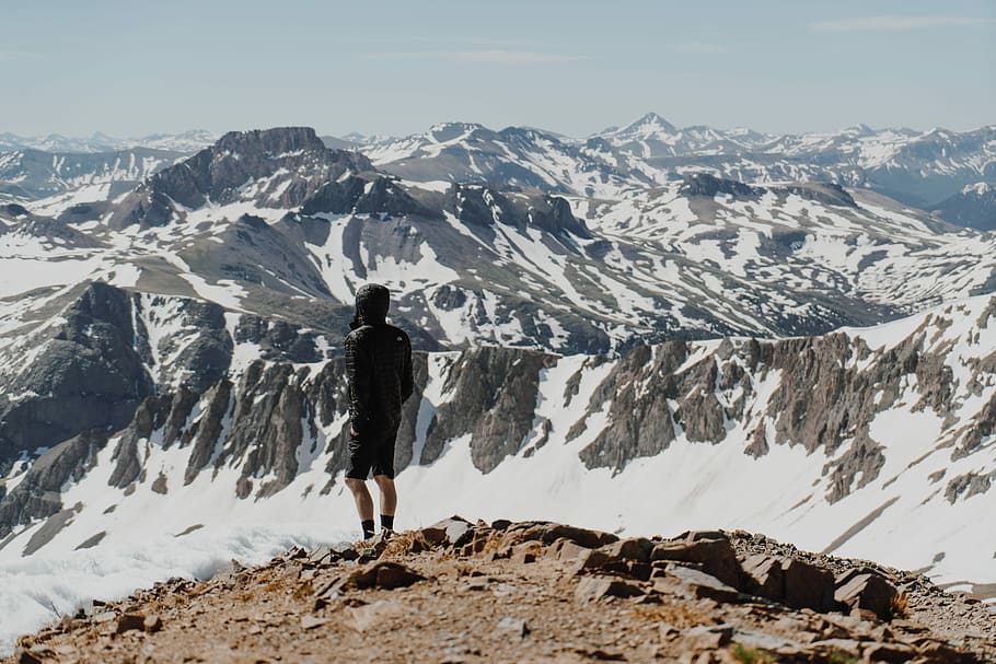 uomo, indossare, nero, pantaloncini, in piedi, formazione rocciosa, di fronte, montagna, la neve, rivestito, escursionista, catena montuosa, freddo, vertice, guardando fuori, paesaggio, escursioni a piedi, picco, giacca, la parete nord, avventura, Colorado, cresta montuosa, una persona, attività di svago, scenics - natura, lunghezza intera, bellezza nella natura, stili di vita, inverno, cielo, persone reali, retrovisore, natura, giorno, scena non urbana, montagna innevata, all'aperto, guardando a vista, 8K