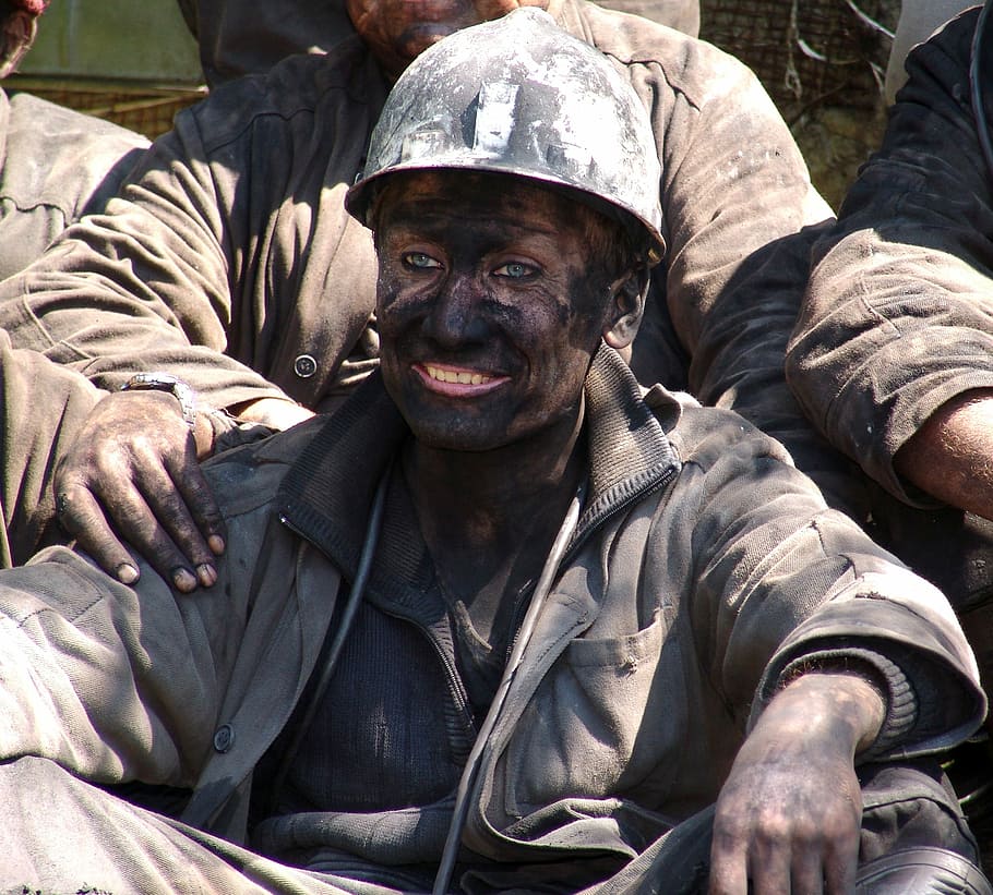 Soldat Lächeln, nehmen, Bild, Bergmann, Mann, ein, Arbeit, Mineralien, nach der Arbeit, Kohle, Bergwerk, harte Arbeit, Extraktion, Industrie, Nur ein Mann, Nur Männer, Kopfbedeckungen, Helm, Erwachsene, soziale Themen, Vorderansicht, echte Menschen, Porträt, Kamera betrachten, Menschen, Sitzung, Männer, Kleidung, Tag, Sonnenlicht, Schmutz, Nahansicht, Legere Kleidung, Gesichtsbehaarung, menschliches Gesicht, 2K
