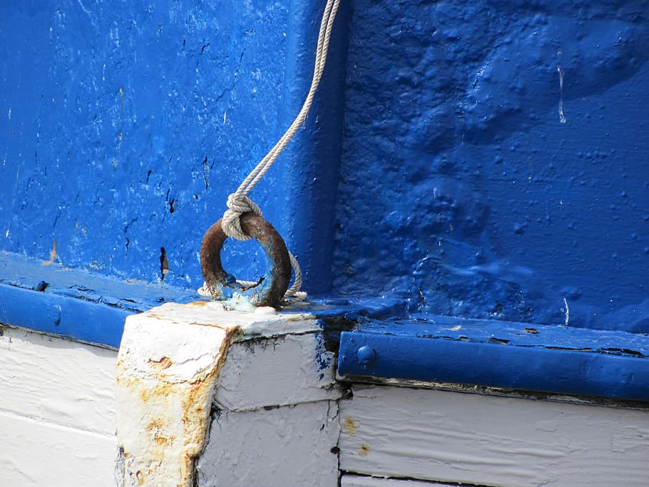 blanc, node, blau, anell, vell, habilitat, fumigació, dia, a l'aire lliure, aigua, metall, cap gent, funció de construcció de parets, primer pla, tub de tub, naturalesa, arquitectura, vaixell nàutic, corda, connexió, animal, temes d'animals, manera de transport, rovellat, paret, 2K