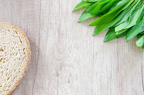 pa, menjar, saludable, fusta, aromàtic, pissarra, esmorzar, munt, primer pla, cuinar, farina, fresc, frescor, verd, salut, herba, herbes, ingredient, fulles, porro, nutrició, orgànic, planta, condiment, espècia, taula, vegetals, blat, menjar i beguda, material de fusta, alimentació saludable, a l'interior, benestar, directament a sobre, natura morta, cap gent, vista d’angle alt, color verd, part de la planta, full, còpia espai, naturalesa, menjar vegetarià, 5K, CC0, domini públic, lliure de regalies