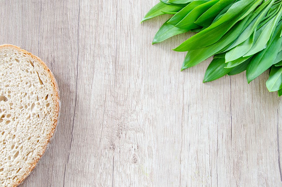 pa, menjar, saludable, fusta, aromàtic, pissarra, esmorzar, munt, primer pla, cuinar, farina, fresc, frescor, verd, salut, herba, herbes, ingredient, fulles, porro, nutrició, orgànic, planta, condiment, espècia, taula, vegetals, blat, menjar i beguda, material de fusta, alimentació saludable, a l'interior, benestar, directament a sobre, natura morta, cap gent, vista d’angle alt, color verd, part de la planta, full, còpia espai, naturalesa, menjar vegetarià, 5K