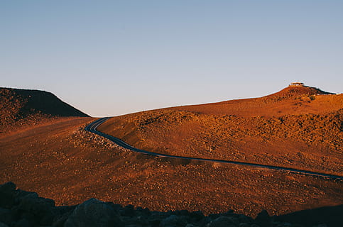 grau, Fahrbahn, braun, Boden, brauner Sandberg, Berg, Straße, Himmel, Pfad, rot, Rock, Sonnenlicht, glühen, Orange, Blau, Gradient, Sonnenaufgang, Hawaii, minimal, Krater, dess, Umgebung, Szenen - Natur, Landschaft, Schönheit in der Natur, Natur, Land, Transport, Tag, keine Leute, Nicht-städtische Szene, klarer Himmel, ruhige Szene, Wüste, Ruhe, Reise, Fernbedienung, Reiseziele, draußen, Klima, trockenes Klima, 4K, CC0, gemeinfrei, lizenzfrei