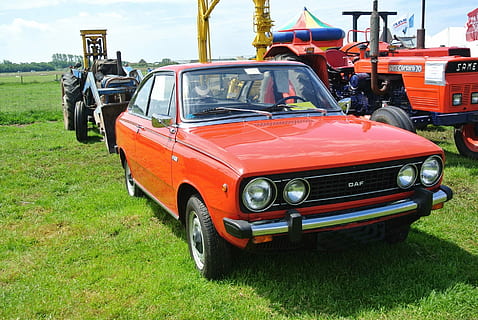 daf, Auto, Oldtimer, klassisch, Automobil, Fahrzeug, Transport, Gras, draußen, Sport, Landfahrzeug, Transportmittel, Kraftfahrzeug, Tag, Natur, Pflanze, Feld, Himmel, Land, Retro-Stil, Reise, zufällige Menschen, Männer, Sonnenlicht, stationär, 1080P, CC0, gemeinfrei, lizenzfrei