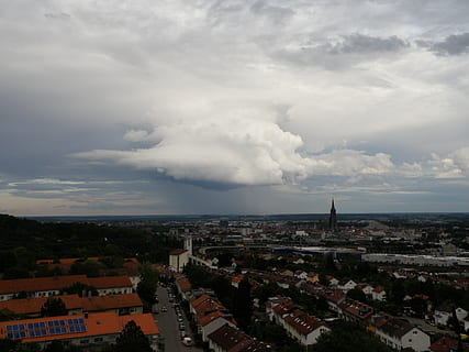 Ulmu, perspectivă, furtună, nor, münster, exteriorul clădirii, arhitectură, nor - cer, oraș, construită, cer, peisaj urban, clădire, zonă rezidențială, natură, vedere în unghi mare, mulţimea, aglomerat, zi, în aer liber, mediu inconjurator, comunitate, viata de oras, townscape, poluare, așezare, de rău augur, 2K, CC0, domeniu public, fără drepturi de autor