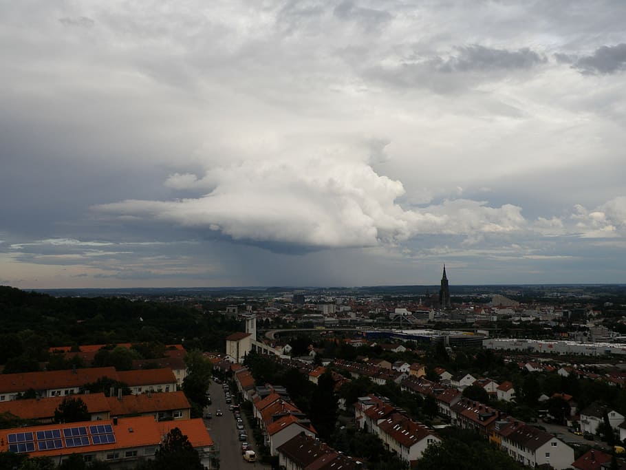ulm, perspectiva, tempesta, núvol, münster, exterior de l'edifici, arquitectura, núvol - cel, ciutat, estructura construïda, cel, paisatge urbà, edifici, barri residencial, naturalesa, vista d’angle alt, multitud, ple de gent, dia, a l'aire lliure, medi ambient, comunitat, vida de ciutat, Pol · lució, assentament, ominós, 2K
