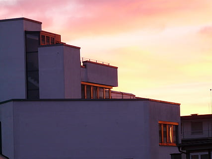 Sonnenuntergang, Wolken, Sonne, Himmel, abendstimmung, Romantik, Feuer, Nachglühen, brennen, brennender Himmel, Zuhause, Gebäude, die Architektur, Residenz, Wohnzimmer, Fenster, Wohnung, Dachterrasse, Dach, Gebäudehülle, gebaute Struktur, keine Leute, Blau, draußen, wolke - himmel, Natur, orange Farbe, Flachwinkelansicht, Stadt, Wohngegend, Fabrik, Dämmerung, hoher Abschnitt, Tag, Haus, 2K, CC0, gemeinfrei, lizenzfrei
