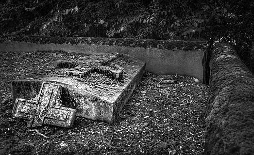 Friedhof, Gräber, Baum, gruslig, Nacht-, Grabsteine, gruselig, dunkel, Tod, tot, unheimlich, Halloween, Grabstein, Grusel, keine Leute, draußen, Tag, Wasser, Natur, verlassen, Land, obsolet, Ruhe, beschädigt, Pflanze, Wasserfahrzeug, Transport, alt, High Angle View, Ablehnen, Fluss, Verschlechterung, ruiniert, 4K, CC0, gemeinfrei, lizenzfrei