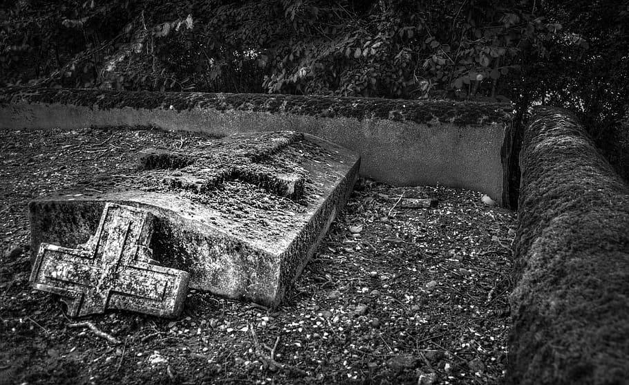 Friedhof, Gräber, Baum, gruslig, Nacht-, Grabsteine, gruselig, dunkel, Tod, tot, unheimlich, Halloween, Grabstein, Grusel, keine Leute, draußen, Tag, Wasser, Natur, verlassen, Land, obsolet, Ruhe, beschädigt, Pflanze, Wasserfahrzeug, Transport, alt, High Angle View, Ablehnen, Fluss, Verschlechterung, ruiniert, 4K