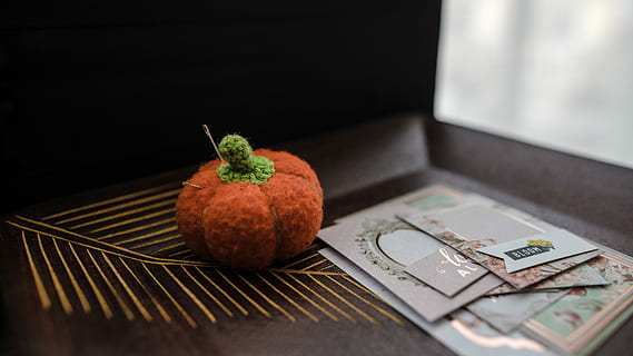 arancia, puntaspilli zucca, zucca, felpa, giocattolo, ago, filo, cuscino a spillo, in casa, nessuno, avvicinamento, tavolo, cibo e bevande, girato in studio, cibo, mangiare sano, natura morta, tecnologia, frutta, messa a fuoco selettiva, sfondo nero, freschezza, benessere, natura, connessione, legno - materiale, 8K, CC0, dominio pubblico, privo di copyright