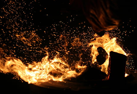 lejr, ild, camp ild, flamme, udendørs, træ, varme, sommer, nat, Camping, rekreation, brænding, varme - temperatur, brand - naturligt fænomen, bevægelse, glødende, natur, ingen mennesker, orange farve, bål, tæt på, sløret bevægelse, meddelelse, gul, advarselsskilt, skilt, mørk, 4K, CC0, offentligt domæne, royaltyfrie