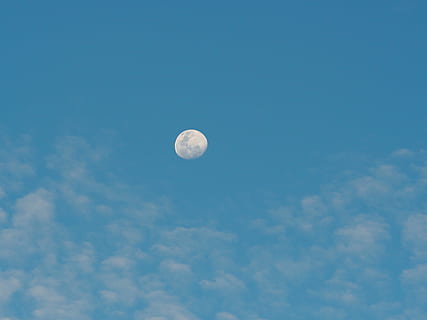 Weiß, Wolken, voll, Mond, Himmel, Wolke, Tagesmond, wolke - himmel, Flachwinkelansicht, Platz, Schönheit in der Natur, keine Leute, Ruhe, Natur, Blau, Astronomie, ruhige Szene, Szenen - Natur, draußen, planetarischer Mond, idyllisch, Vollmond, Tag, Hintergründe, Weltraum und Astronomie, 4K, CC0, gemeinfrei, lizenzfrei