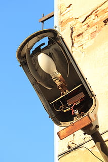 luce, infisso, arrugginito, abbandonato, industria, Inquadratura dal basso, giorno, cielo, natura, attrezzatura per l'illuminazione, metallo, caratteristica della parete, nessuno, cielo sereno, struttura costruita, architettura, parete, all'aperto, blu, esterno dell'edificio, luce del sole, vecchio, tecnologia, muro di mattoni, sospeso, lampada elettrica, 4K, CC0, dominio pubblico, privo di copyright