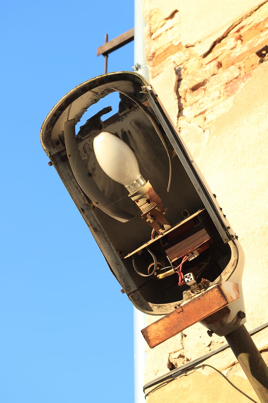 luce, infisso, arrugginito, abbandonato, industria, Inquadratura dal basso, giorno, cielo, natura, attrezzatura per l'illuminazione, metallo, caratteristica della parete, nessuno, cielo sereno, struttura costruita, architettura, parete, all'aperto, blu, esterno dell'edificio, luce del sole, vecchio, tecnologia, muro di mattoni, sospeso, lampada elettrica, 4K