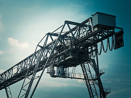 Graustufenfoto, Beton, Struktur, Kran, Ladungen, Ladekran, Krananlagen, Hafen, Frachttransport, Technologie, Industriekran, innerer Hafen, Hafenkran, Industrie, Düsseldorf, Himmel, Flachwinkelansicht, Maschinen, Metall, die Architektur, Natur, Tag, wolke - himmel, Kran - Baumaschinen, Baugewerbe, keine Leute, draußen, gebaute Struktur, Entwicklung, Geschäft, Baustelle, Transport, große Höhe, industrielle Ausrüstung, Baumaschinen, Legierung, 4K, CC0, gemeinfrei, lizenzfrei