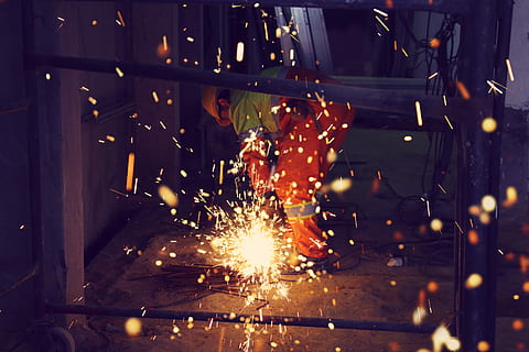 aika lakkaa valokuvauksesta, valot, mies, leikkaus, terästangot, kipinä, hitsaaja, työpaja, työntekijä, teollinen, lämpö - lämpötila, valaistu, metalliteollisuudessa, ala, liike, tehdas, sisällä, hämärtynyt liike, kipinät, palaa, työskentely, metalli-, antaa potkut, liiketoiminta, hitsaus, tulipalo - luonnollinen ilmiö, laitteet, hehkuva, ammatti, terästehdas, valimo, teräs, sulatus, rauta - metalli, metalliseos, teollisuuslaitteet, 5K, CC0, public domain, rojaltivapaa