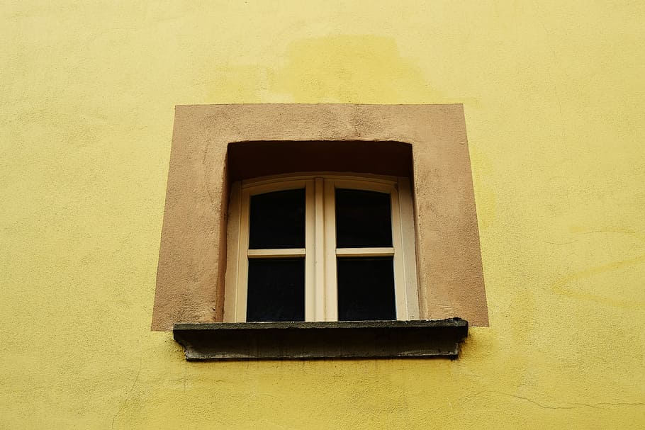 tancat, blanc, fusta, emmarcat, 2 panells, Finestra de 2 panells, finestra de vidre, marc, groc, finestra, paret, paret groga, paret pintada, quadrat, minimalisme, arquitectura, exterior de l'edifici, estructura construïda, funció de construcció de parets, cap gent, edifici, vista d’angle baix, dia, barri residencial, a l'aire lliure, casa, còpia espai, façana, marc de finestra, primer pla, naturalesa, material de fusta, 5K