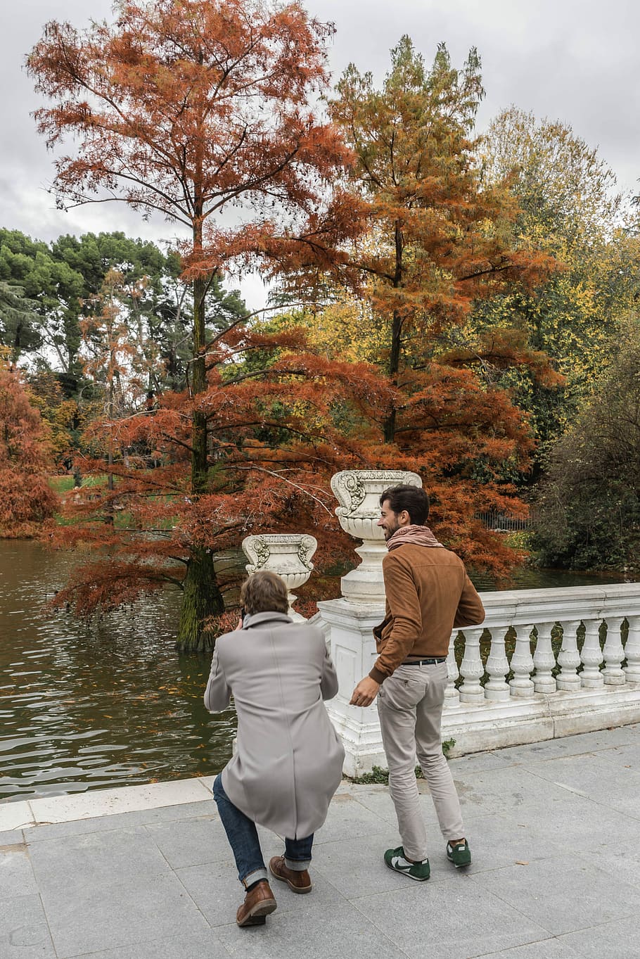 Teich, Paar, Haltung, zuletzt, Mode, sehen, Person, Gesicht, posieren, Menschen, Madrid, glücklich, Freude, reflektieren, Porträt, Sonnenuntergang, draußen, in voller Länge, heterosexuelles Paar, zwei Menschen, Erwachsene, Baum, Zusammengehörigkeit, echte Menschen, Pflanze, Frau, Freizeitbeschäftigung, Lebensstile, Natur, Männer, Stehen, Legere Kleidung, Tag, Frauen, Herbst, Rückansicht, Familie, Veränderung, positive Emotionen, Paar - Beziehung, Tochter, 5K