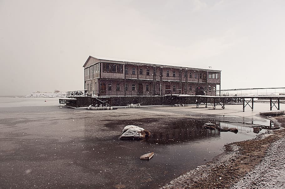 sne, køje, landskab, vand, ingen mennesker, bygget struktur, hav, forladt, arkitektur og bygninger, strand, arkitektur, bygning udvendig, udendørs, himmel, natur, bygning, dag, transportmidler, skyfri himmel, beskadiget, kopiere plads, jord, kørt ned, ødelagt, 4K