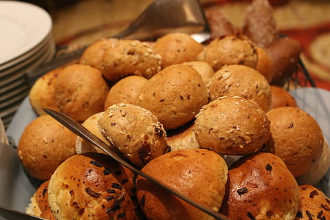 brød, buffet, Hotel, mad, mad og drikke, friskhed, ingen mennesker, Brun, tæt på, bagt, fokus på forgrunden, indendørs, sund kost, velvære, beholder, selektiv fokusering, stor gruppe af objekter, køkkenredskaber, klar til at spise, stilleben, gruppe af objekter, høj vinkel visning, snack, 5K, CC0, offentligt domæne, royaltyfrie