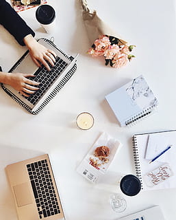 grå, bærbar computer, ved siden af, notesbog, bærbar, mac, computer, browser, forskning, forretning, arbejde, skrivebord, gadget, moderne, elektronisk, bord, høj vinkel visning, trådløs teknologi, teknologi, mad og drikke, indendørs, en person, meddelelse, mad, pen, drikke, voksen, møbel, direkte over, forbindelse, kontor, kaffe - drikke, bruger bærbar computer, 2K, CC0, offentligt domæne, royaltyfrie