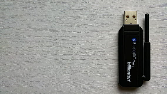 negru, bluetooth flash drive, Bluetooth, fără fir, dongle, USB, dispozitivul, dispozitiv periferic, calculator, fi conectat la, extern, adaptor, în interior, spațiu copie, comunicare, culoare neagră, nici o persoana, a închide, tehnologie, masa, un singur obiect, număr, montare pe perete, text, western script, direct deasupra, conexiune, natură moartă, tehnologia fără fir, arhitectură, Control, 5K, CC0, domeniu public, fără drepturi de autor