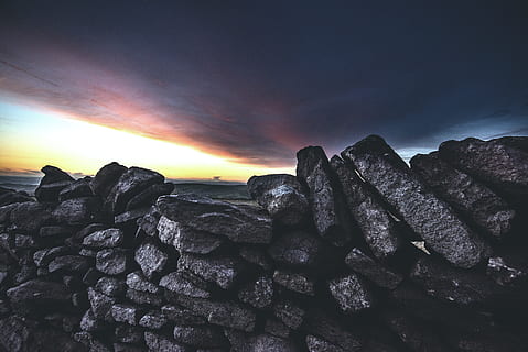 gris, rocas, azul, cielo, fotografía de paisaje, roca, puesta de sol, rock, nube, pared, piedra, naturaleza, roca - objeto, oscuridad, paisaje, nube - cielo, al aire libre, scenics, oscuro, noche, mar, paisaje de nubes, amanecer - amanecer, montaña, nadie, belleza en la naturaleza, agua, sólido, paisajes - naturaleza, escena tranquila, tranquilidad, playa, color naranja, cielo dramático, idílico, 5K, CC0, dominio público, libre de derechos