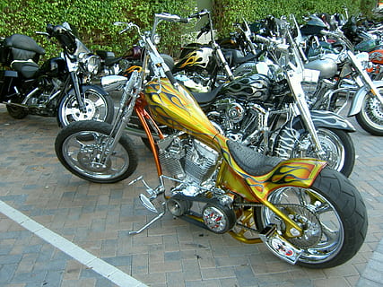 moto, motor, vehicle, transport, manera de transport, vehicle terrestre, estacionari, cap gent, aparcament, dia, scooter, carrer, ciutat, bicicleta, a l'aire lliure, sendera, vista d’angle alt, en fila, metall, motoneta, absència, roda, llambordes, color plata, crom, 1080P, CC0, domini públic, lliure de regalies
