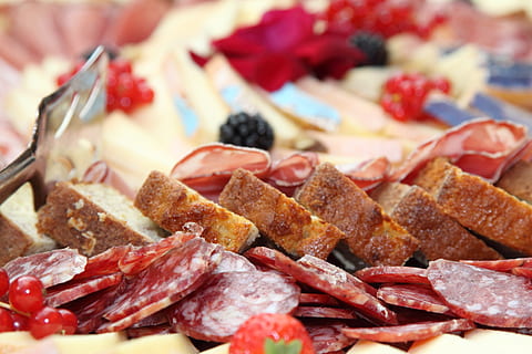 salami, buffet, bocadillo, un pan, mota, comida y bebida, comida, Fruta, carne, frescura, de cerca, carne procesada, alimentación saludable, chorizo, enfoque selectivo, nadie, gran grupo de objetos, rebanada, producto lácteo, vegetal, utensilio de cocina, comida seca, queso, comida mediterránea, 4K, CC0, dominio público, libre de derechos
