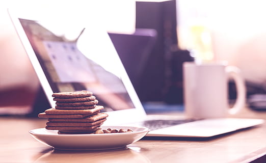 braun, Keks, Untertasse, Büro, Arbeit, Schreibtisch, Tabelle, Laptop, Computer, Technologie, MacBook, Apfel, Elektronik, Teller, Kekse, Essen und Trinken, Lebensmittel, Becher, Kaffee, Kaffee trinken, Tasse, Getränk, gebacken, Kaffeetasse, Süßes Essen, Stapel, selektiver Fokus, keine Leute, Fokus auf den Vordergrund, Erfrischung, Frische, Nahansicht, Plätzchen, Geschäft, Geschirr, Snack, Frühstück, 4K, CC0, gemeinfrei, lizenzfrei